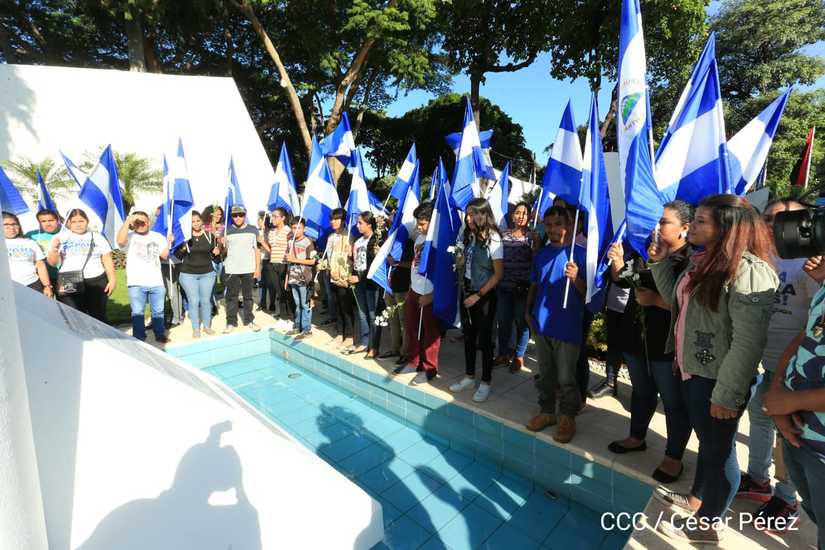 juventud-homenaje-mausoleo