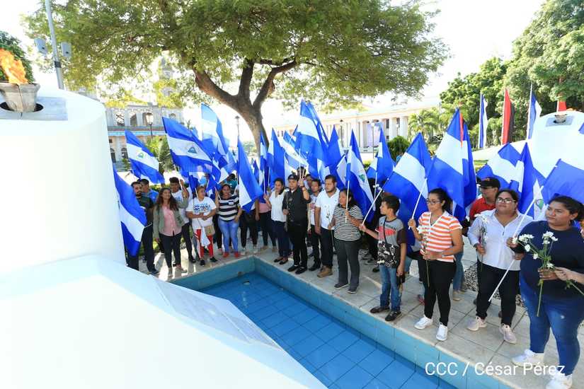 juventud-homenaje-mausoleo
