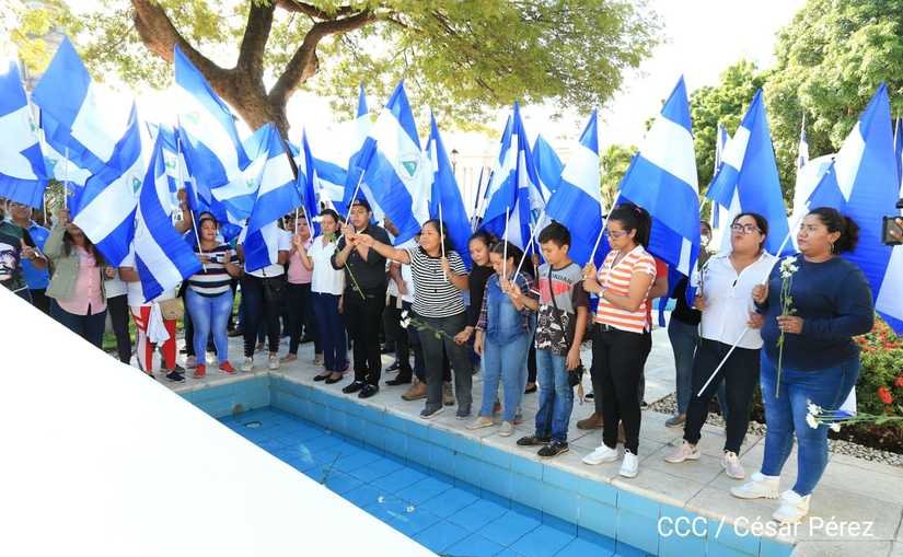 juventud-homenaje-mausoleo