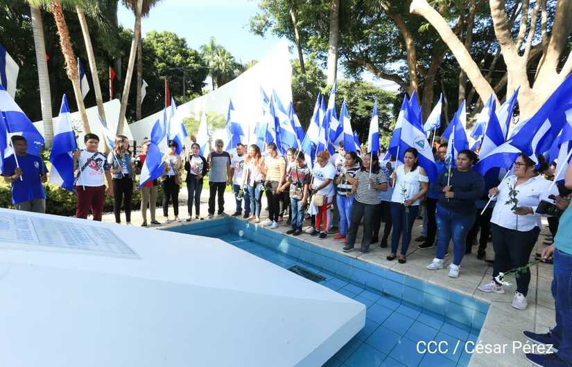 juventud-homenaje-mausoleo