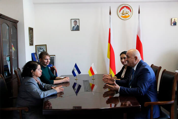 presidente-osetia-sur-embajadora-nicaragua-entrega-cartas-credenciales