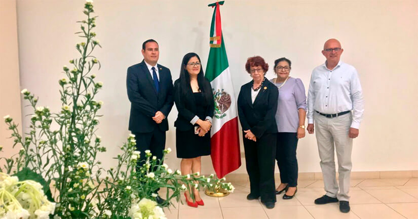 delegacion-nicaragua-firma-libro-condolencias-embajada-mexico-