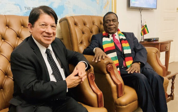 denis-mocada-junto-presidente-zimbabue