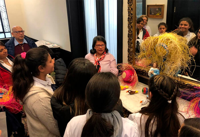 embajadora-nicaragua-en-uruguay-comparte-con-estudiantes