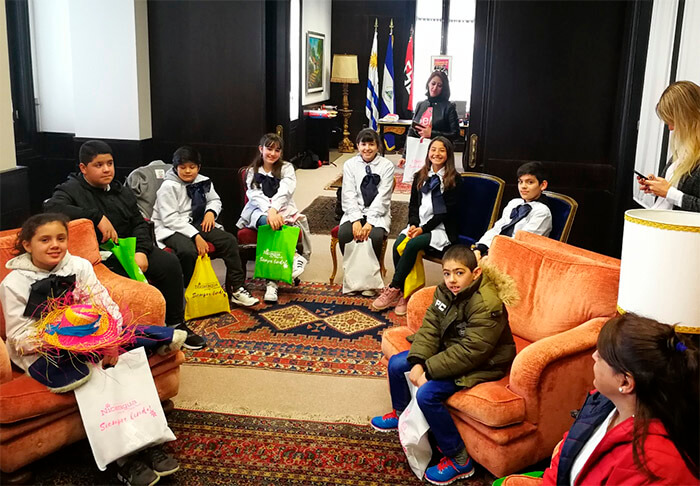embajadora-nicaragua-en-uruguay-comparte-con-estudiantes