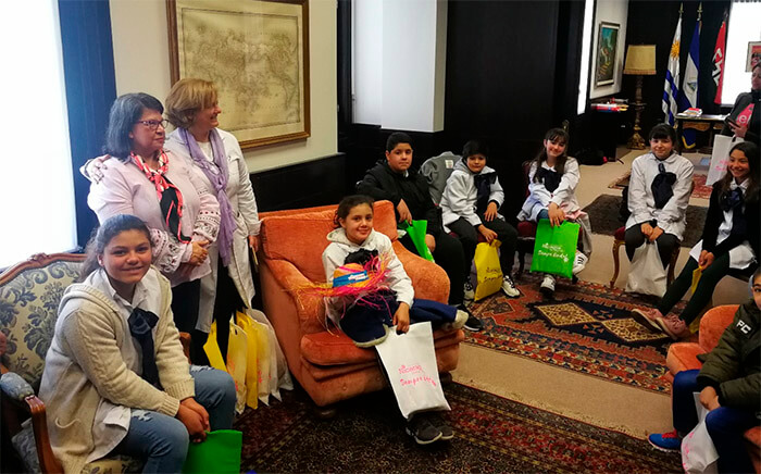embajadora-nicaragua-en-uruguay-comparte-con-estudiantes