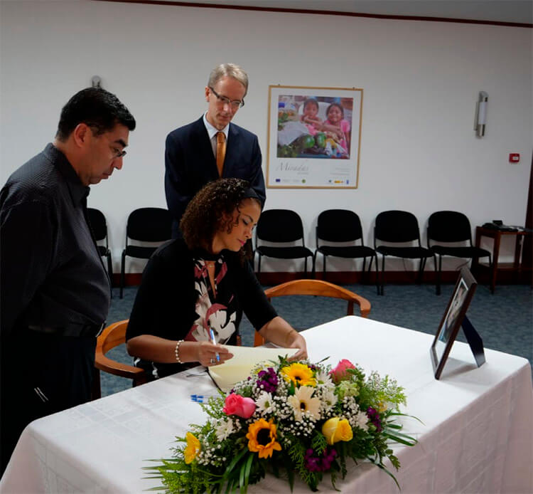 nicaragua-firma-libro-condolencias-embajada-de-francia