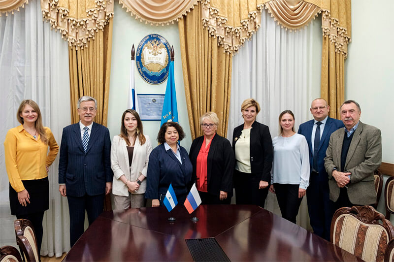 embajdora-alba-azucena-torres-nicaragua-junto-rectora-universidad-linguistica-rusia