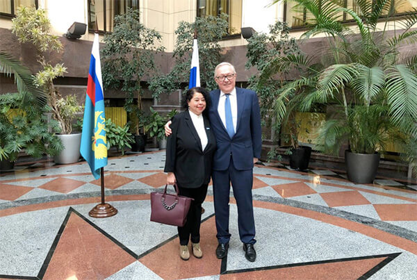 Embajadora de Nicaragua en la Federación de Rusia  presenta Сopias de Estilo