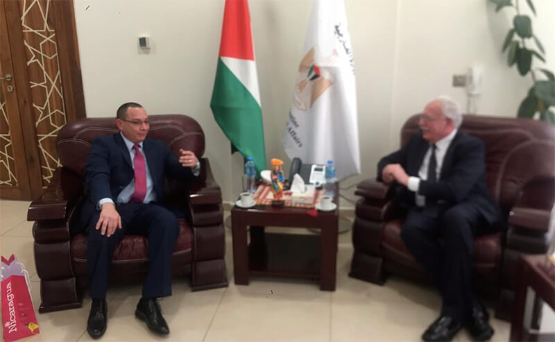 embajador-de-nicaragua-palestina-roberto-morales-entrega-copias-de-estilo