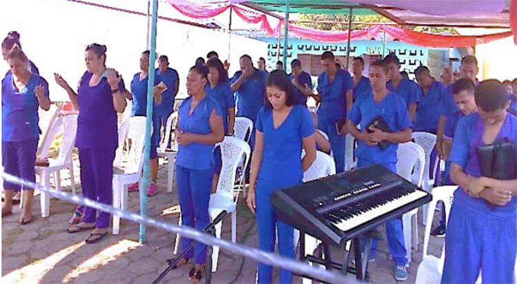 presos-participan-en-culto-por-videoconferencia