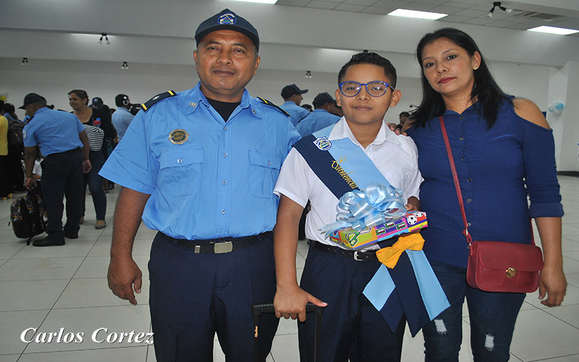 policia-entrega-mochilas
