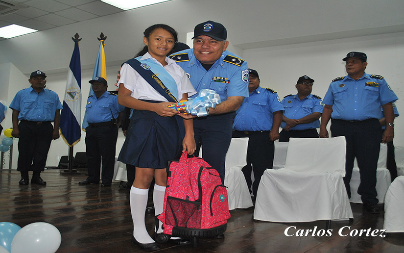 policia-entrega-mochilas