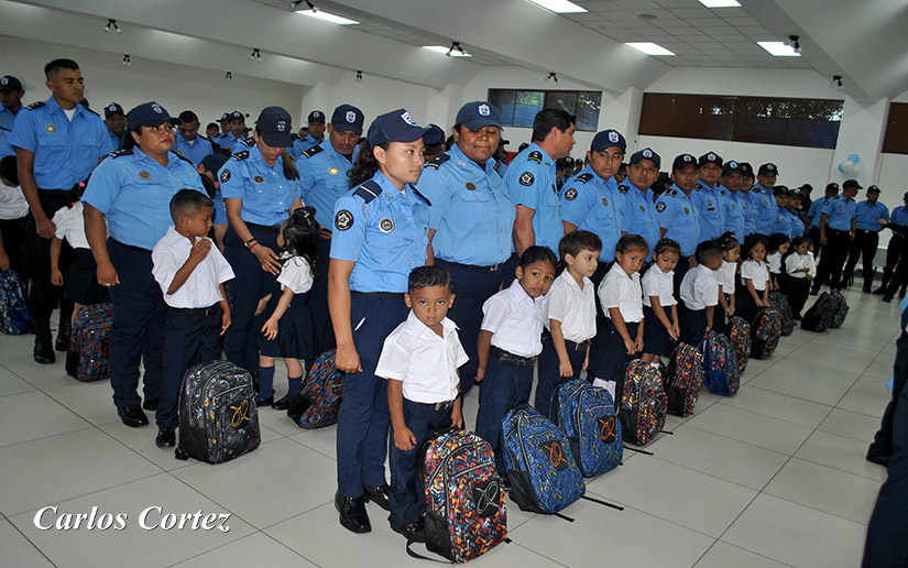 policia-entrega-mochilas