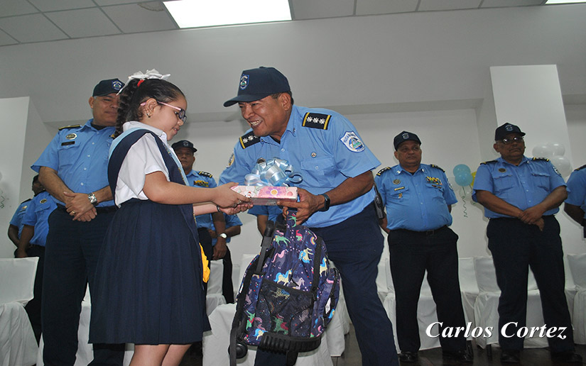 policia-entrega-mochilas