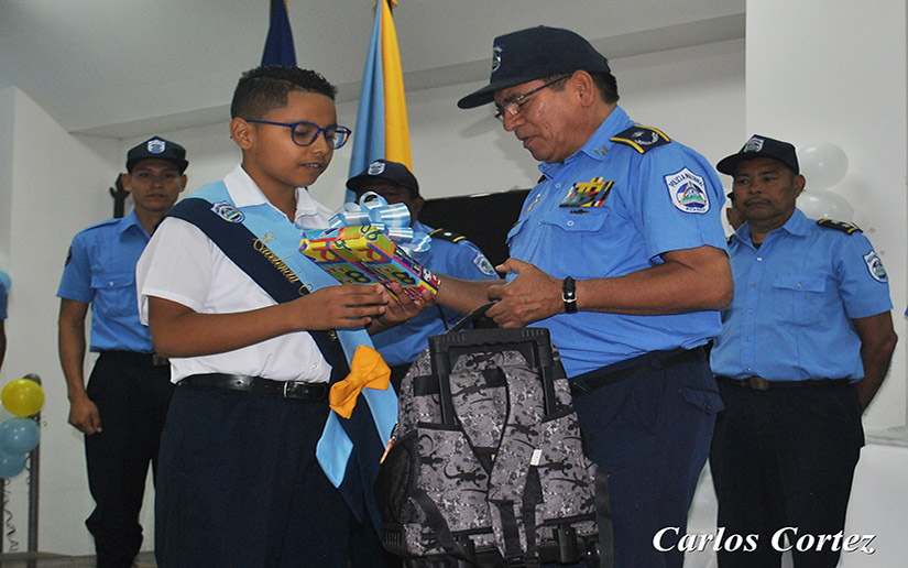policia-entrega-mochilas