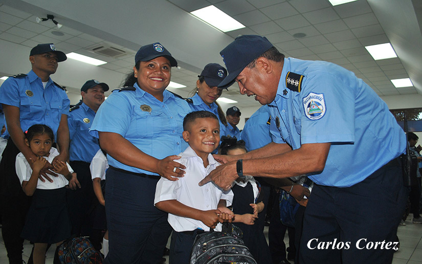 policia-entrega-mochilas