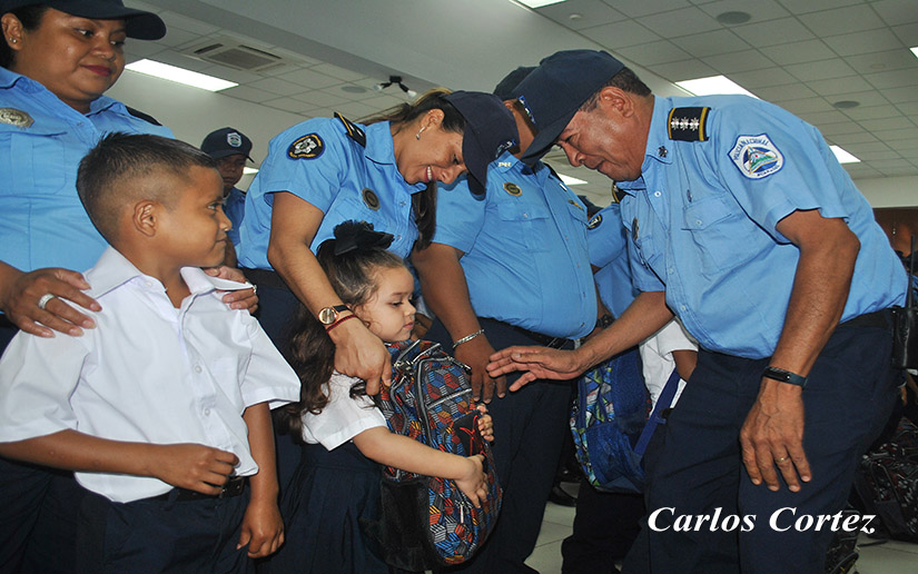 policia-entrega-mochilas