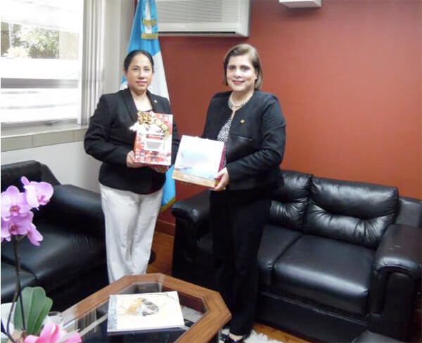 embajadora-nicaragua-en-guatemala-junto-a-atzum-arevalo