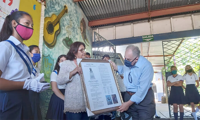 embajador-uruguay-visita-escuela-en-nicaragua