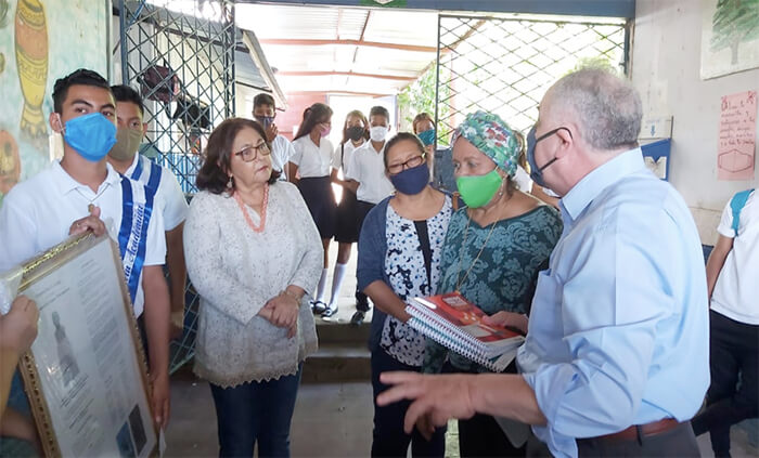 embajador-uruguay-visita-escuela-en-nicaragua