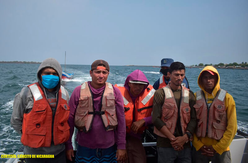 fuerza-naval-rescata-a-pescadores-corinto-nicaragua