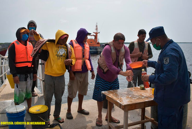 fuerza-naval-rescata-a-pescadores-corinto-nicaragua
