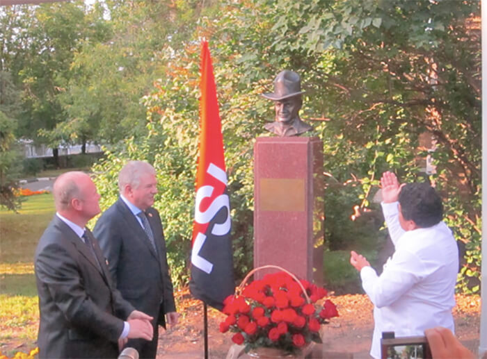 nicaragua-conversa-con-artista-del-busto-bronce-general-sandino-rusia-