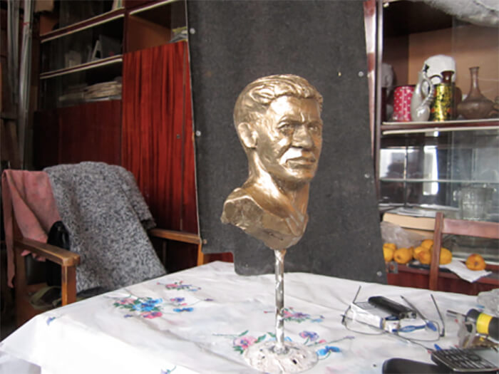 nicaragua-conversa-con-artista-del-busto-bronce-general-sandino-rusia-