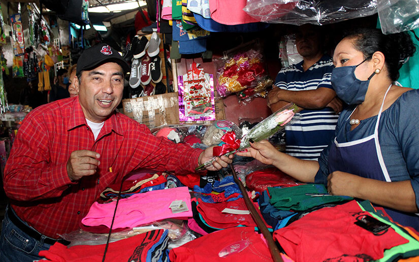 alcaldia-entrega-flores-madres-comerciantes