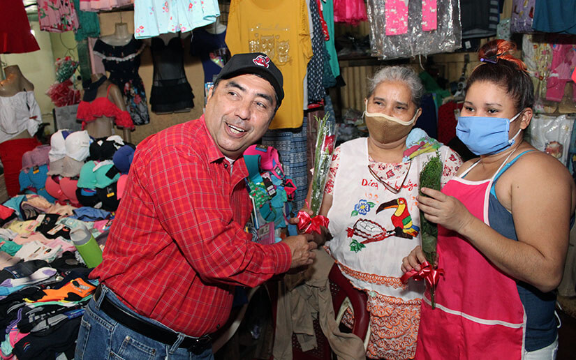 alcaldia-entrega-flores-madres-comerciantes