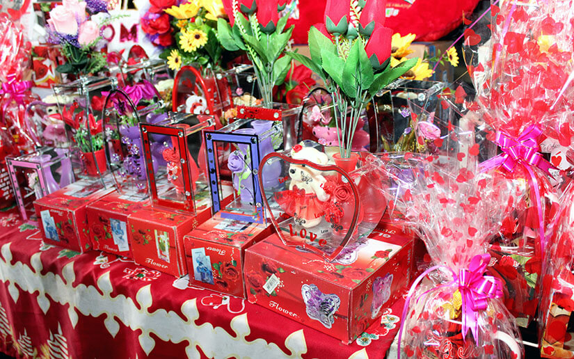 alcaldia-entrega-flores-madres-comerciantes