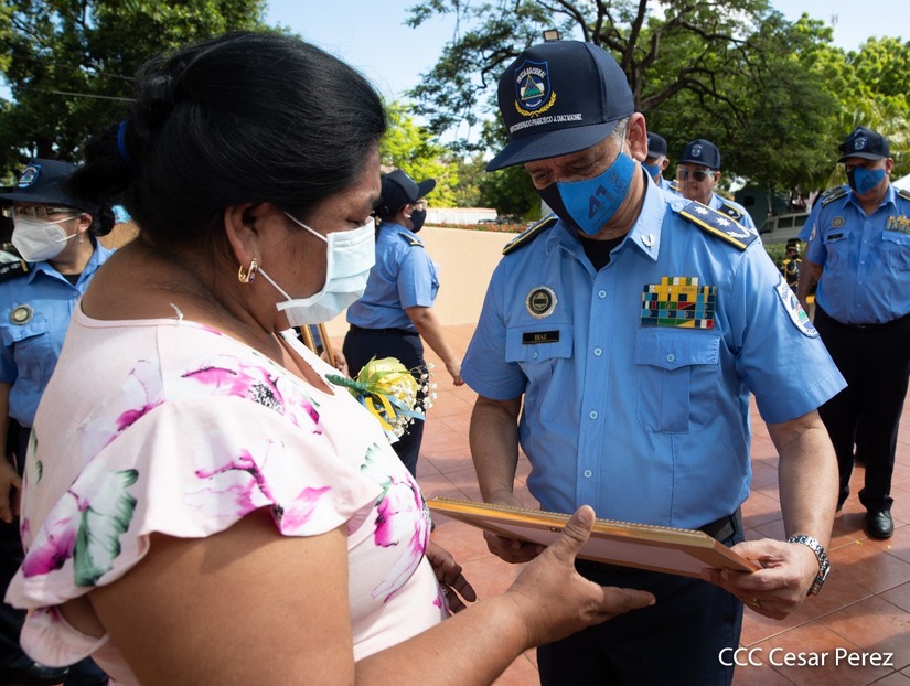 policia-homenaje-caidos