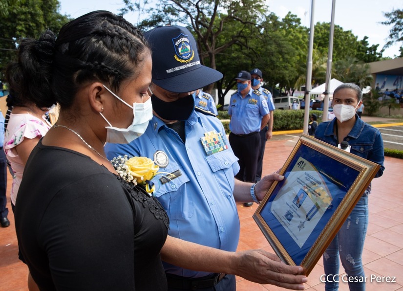 policia-homenaje-caidos