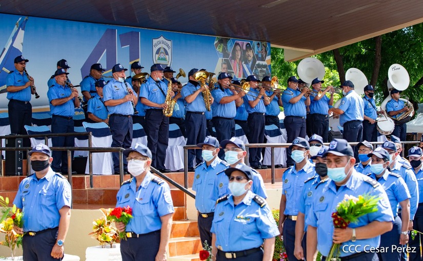 policia-homenaje-caidos