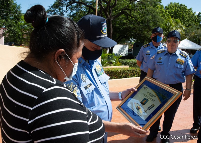policia-homenaje-caidos