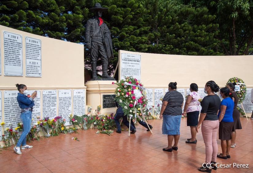 policia-homenaje-caidos