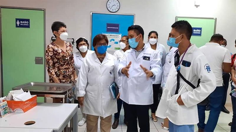 visita-manolo-morales-ministra-de-salud