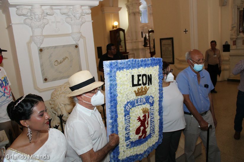 leon-homenaje-dario