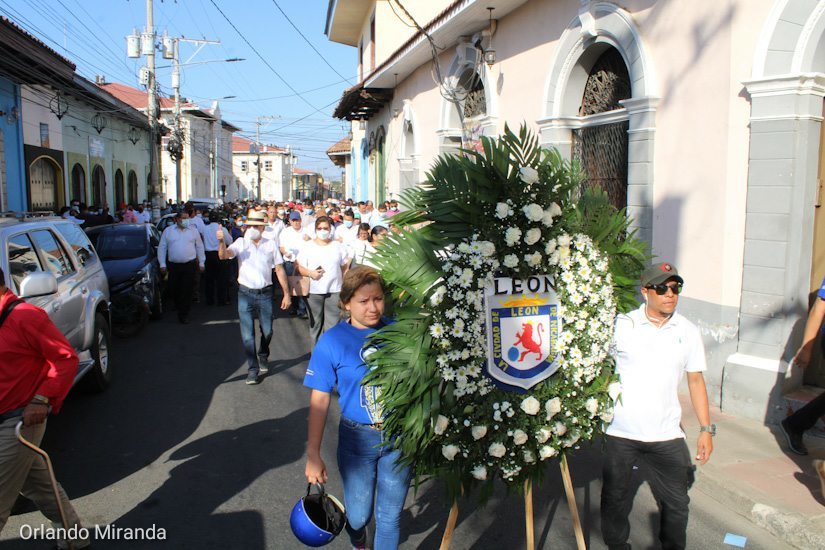 leon-homenaje-dario