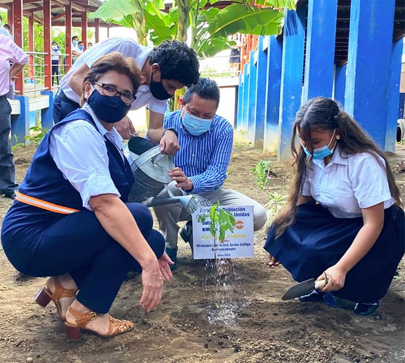 siembra-arbol-amistad-representante-unfpa