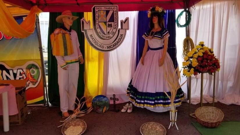 TRAJES