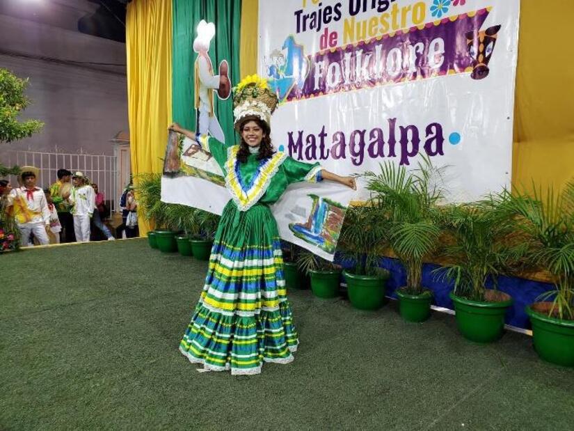 TRAJES
