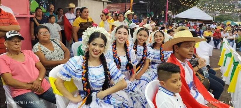 TRAJES