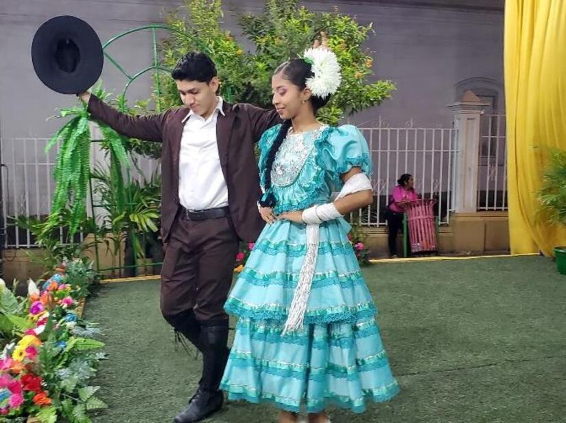 TRAJES