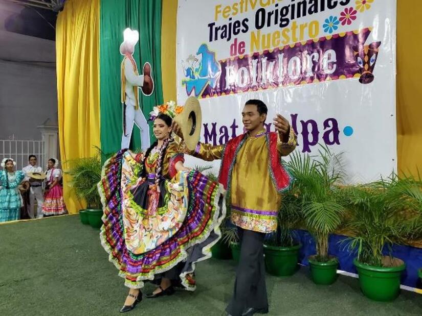 TRAJES