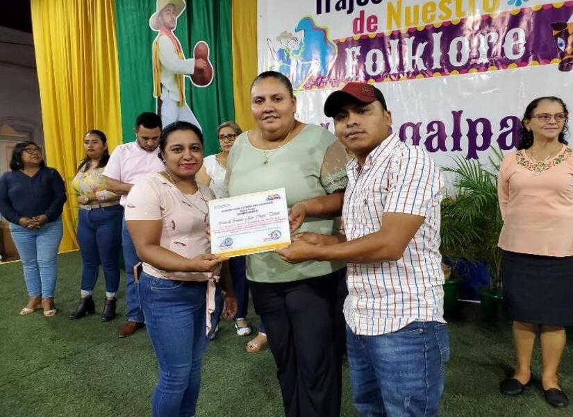 TRAJES
