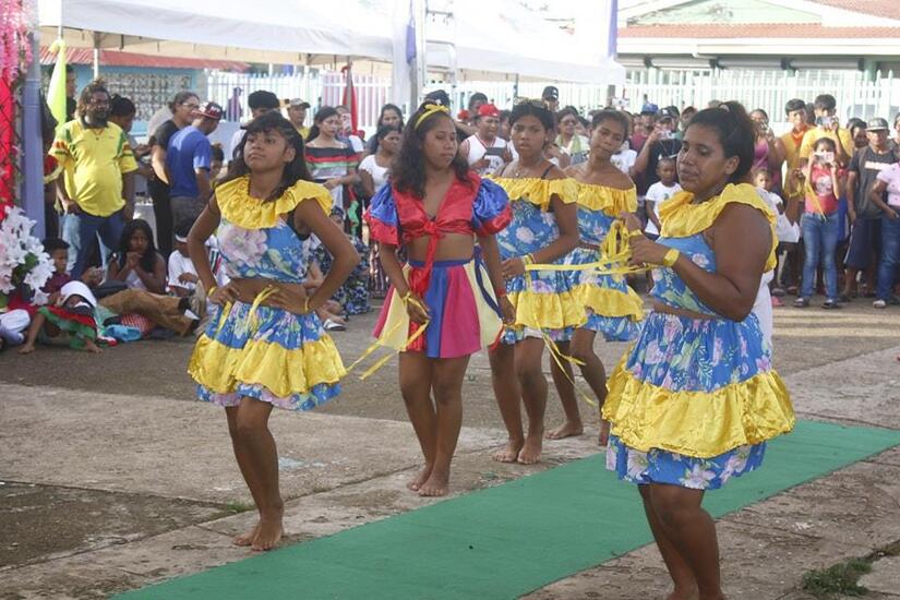 TRAJES11