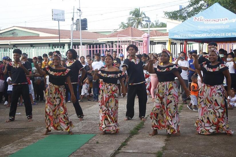 TRAJES13