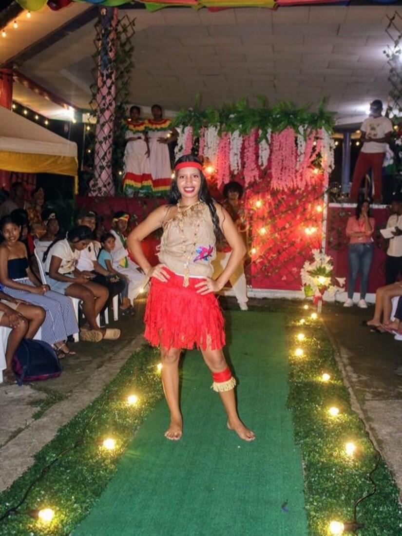 TRAJES4